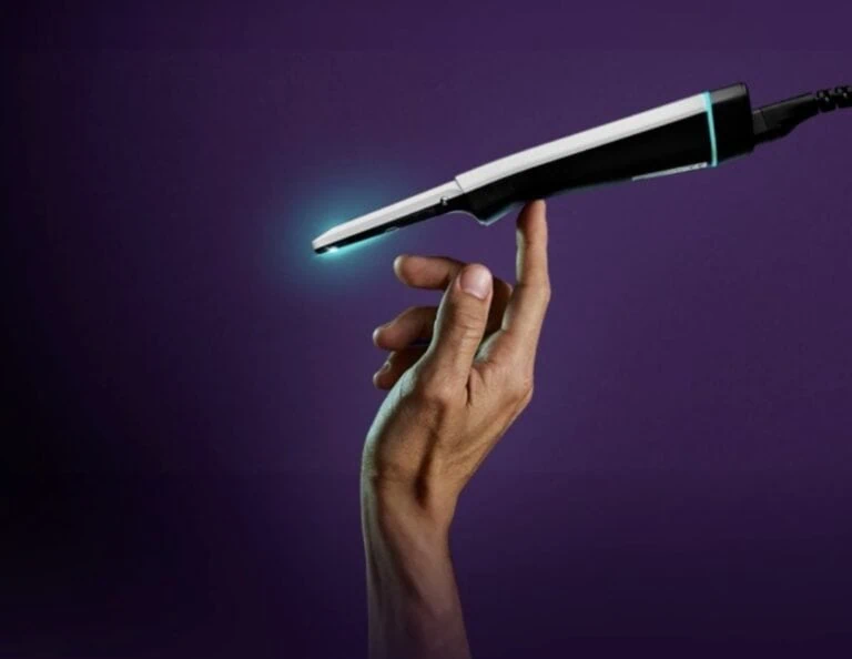 iTero lumina Cart Scanner in der Hand